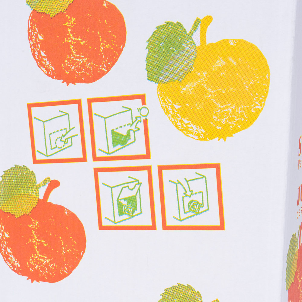 Detail-Bag-in-Box-for-sweet-cider-in-white-with-multicolored-apple-motif-2.jpg