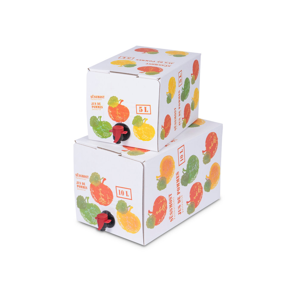 Modell-Bag-in-Box-for-sweet-cider-in-white-with-multicolored-apple-motif.jpg