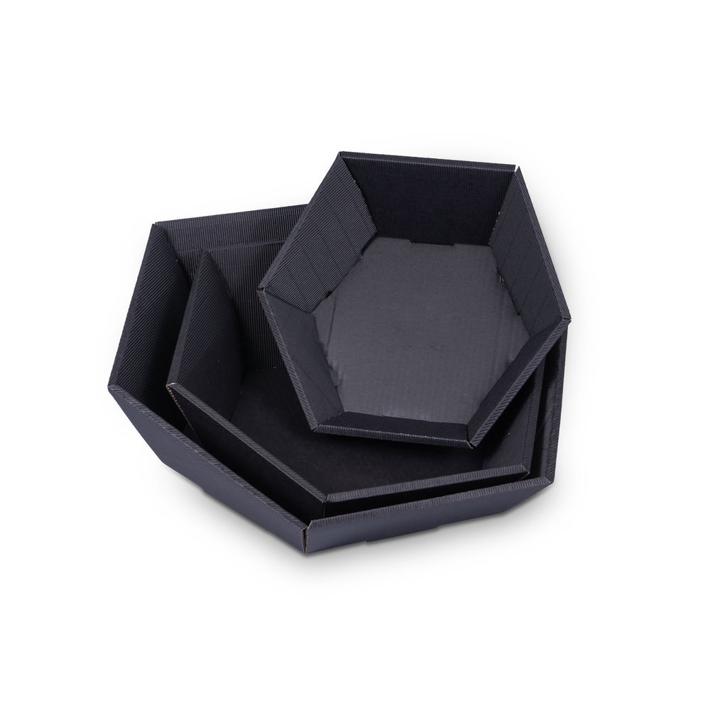 Modell-Hexagonal-gift-basket-in-black.jpg