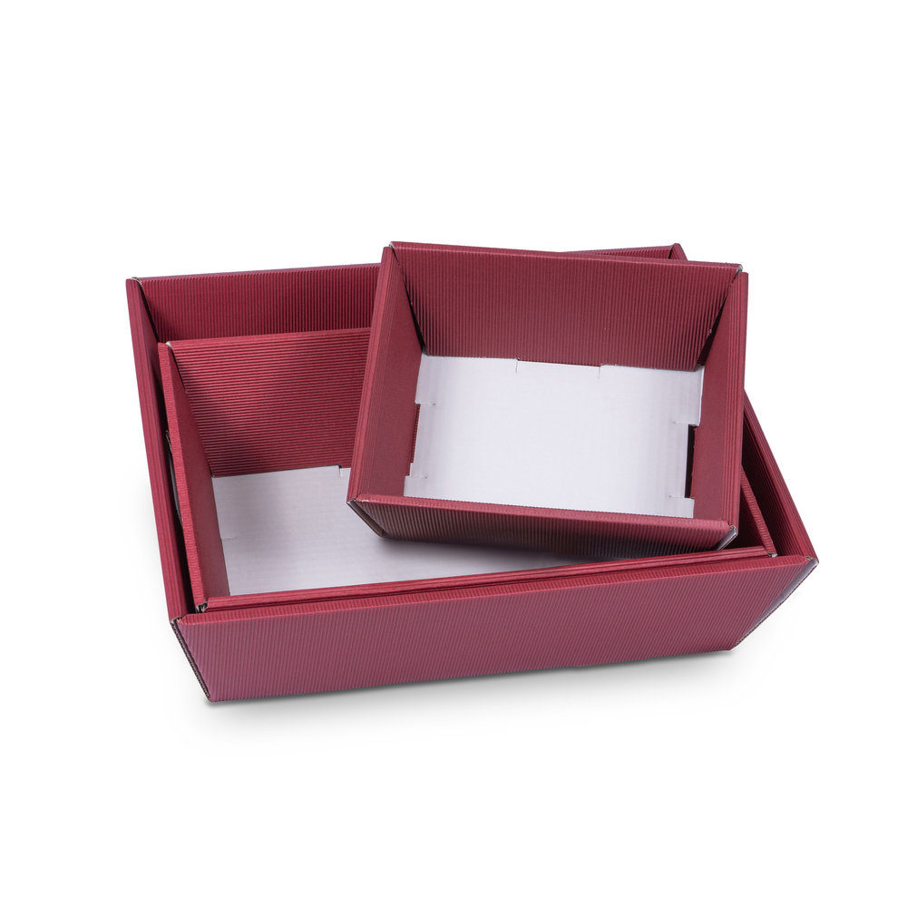 Modell-Rectangular-gift-basket-in-dark-red.jpg