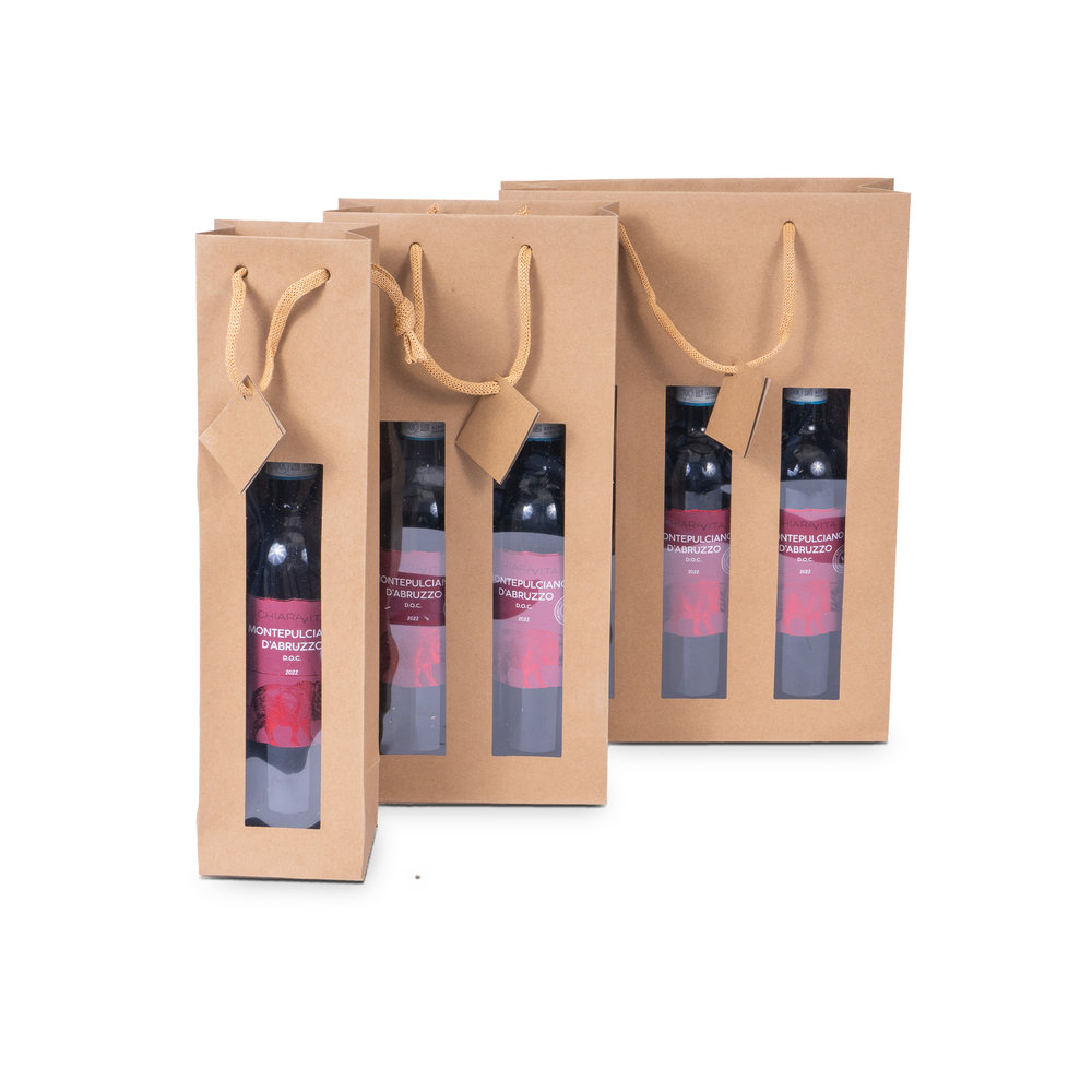 Modell-Bottle-carrier-bags-with-window-cord-in-nature.jpg