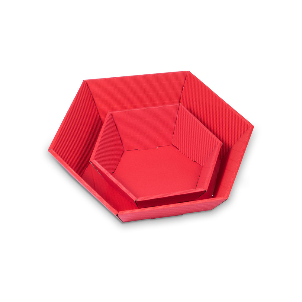 Modell-Hexagonal-gift-baskets-with-open-wave-in-red.jpg