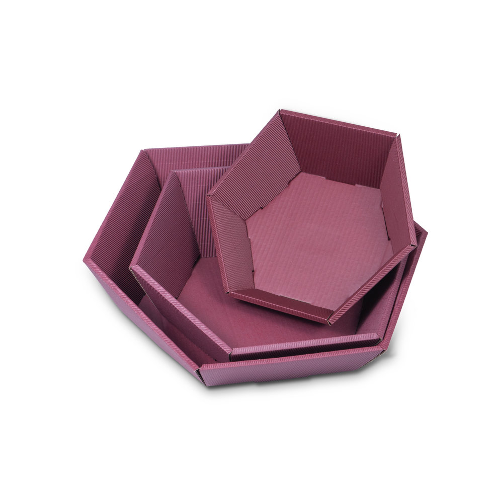 Modell-Hexagonal-gift-baskets-with-open-wave-in-wine-red.jpg