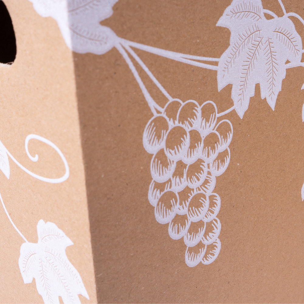 Detail-Wine-packaging-with-white-vine-grape-motif_2.jpg